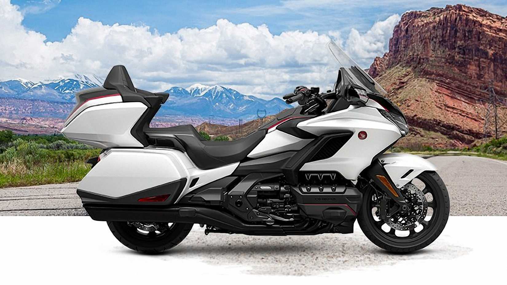 2024 Honda Gold Wing Tour Airbag DCT perfil estático filmado contra um cenário de deserto