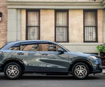 Fotografia lateral de um Honda HR-V 2024 estacionado