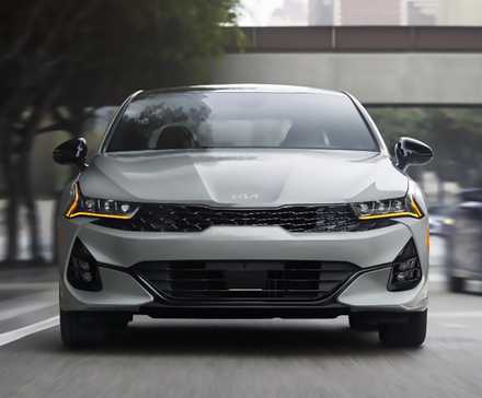 Uma foto frontal do kia K5 cinza 2024