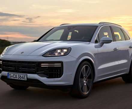 Posando branco 2024 Porsche Cayenne Turbo E-Hybrid