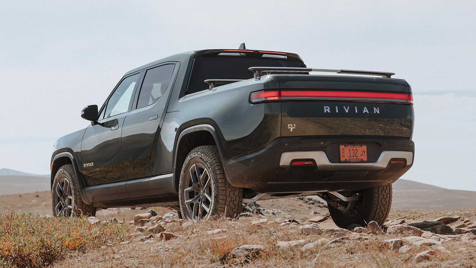 Um Rivian R1T preto 2024