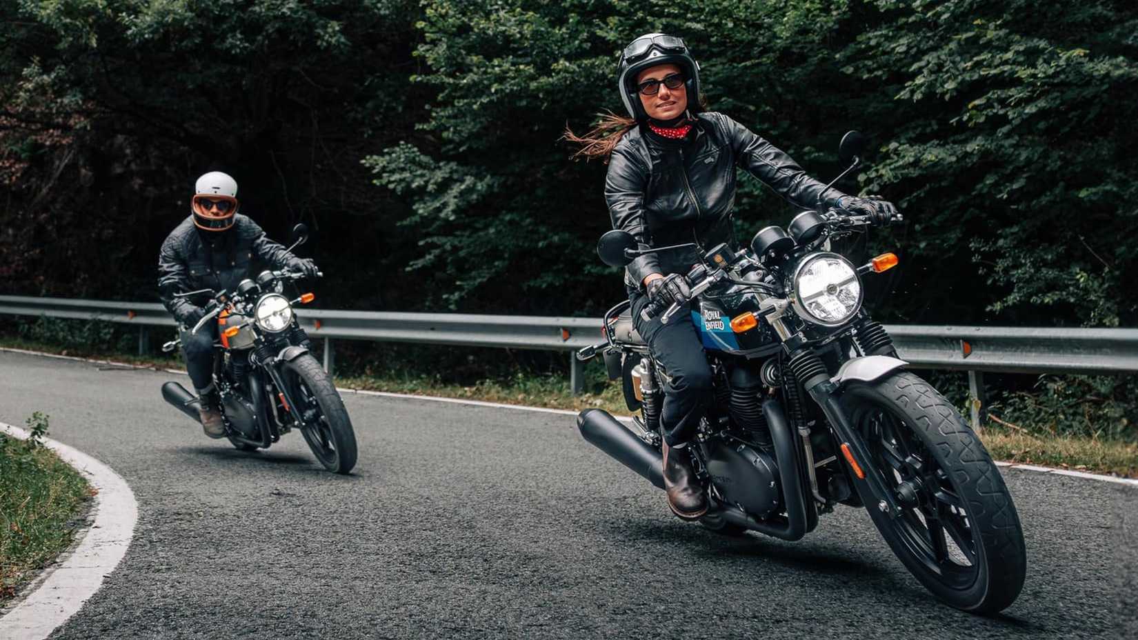 Dois pilotos em Royal Enfield Continental GT 650 dobrando uma esquina