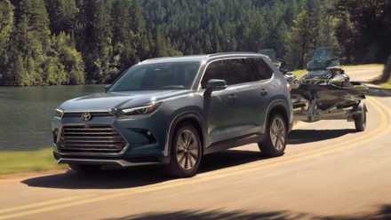 O Toyota Grand Highlander está equipado de série com três filas de bancos.