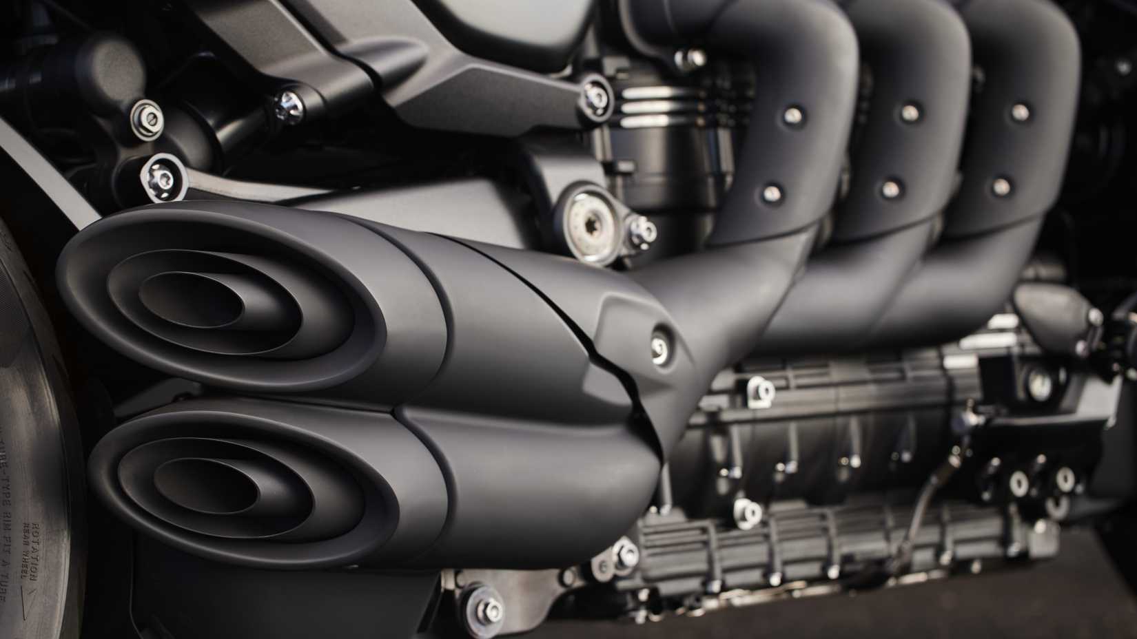 Foto em close do motor Triumph Rocket 3 Storm 2024