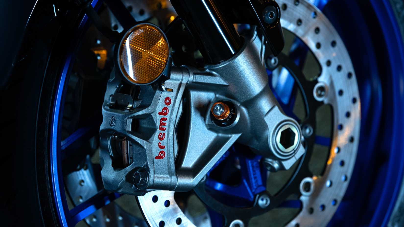 Foto detalhada das pinças de freio dianteiro Brembo Stylema em 2024 Yamaha MT-09 SP