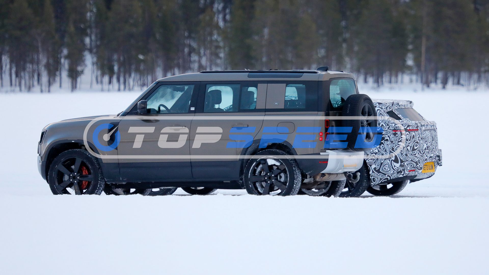 Photo Gallery: First Spy Shots Reveal The 2025 Land Rover Electric SUV