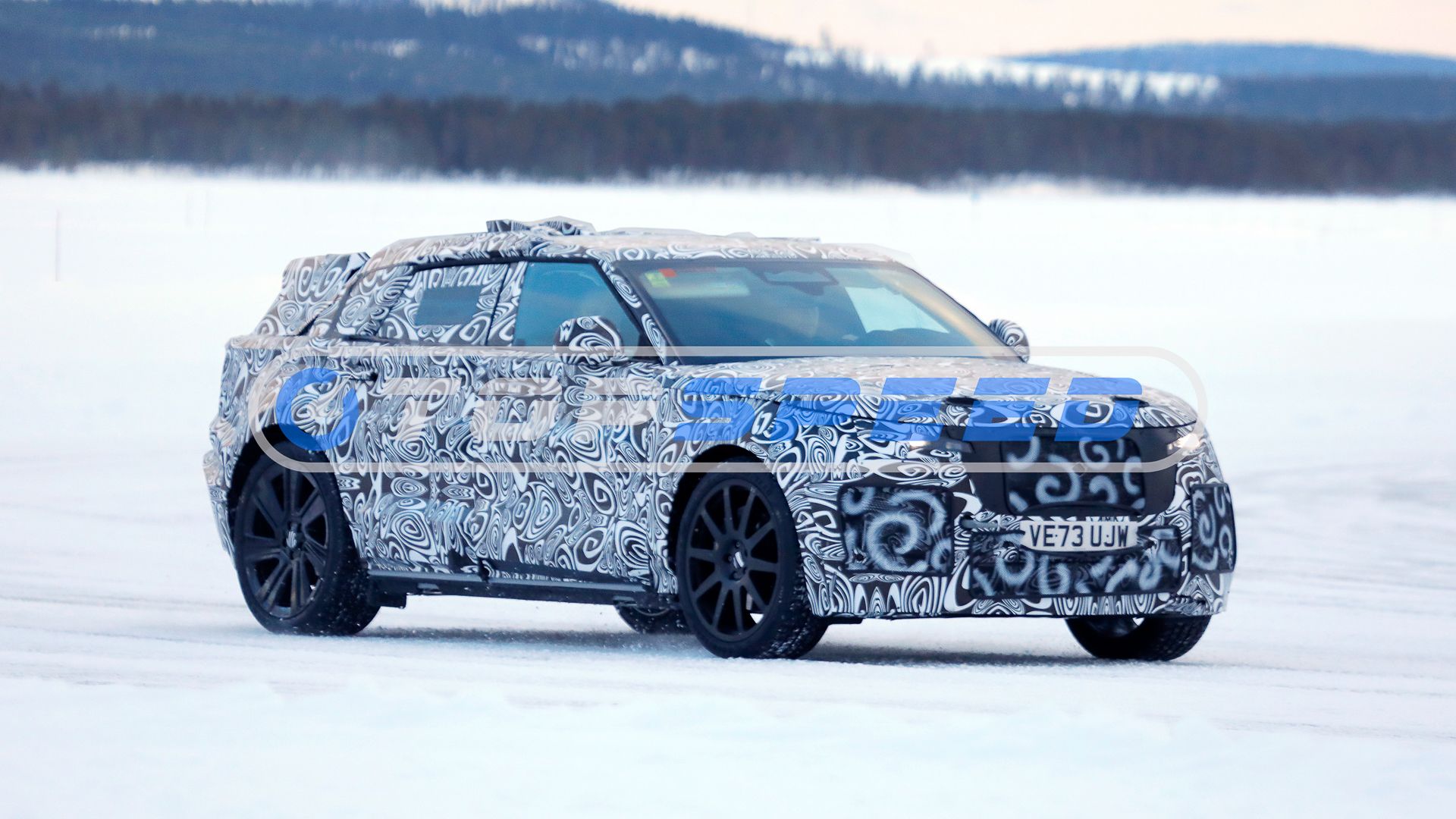 Photo Gallery: First Spy Shots Reveal The 2025 Land Rover Electric SUV