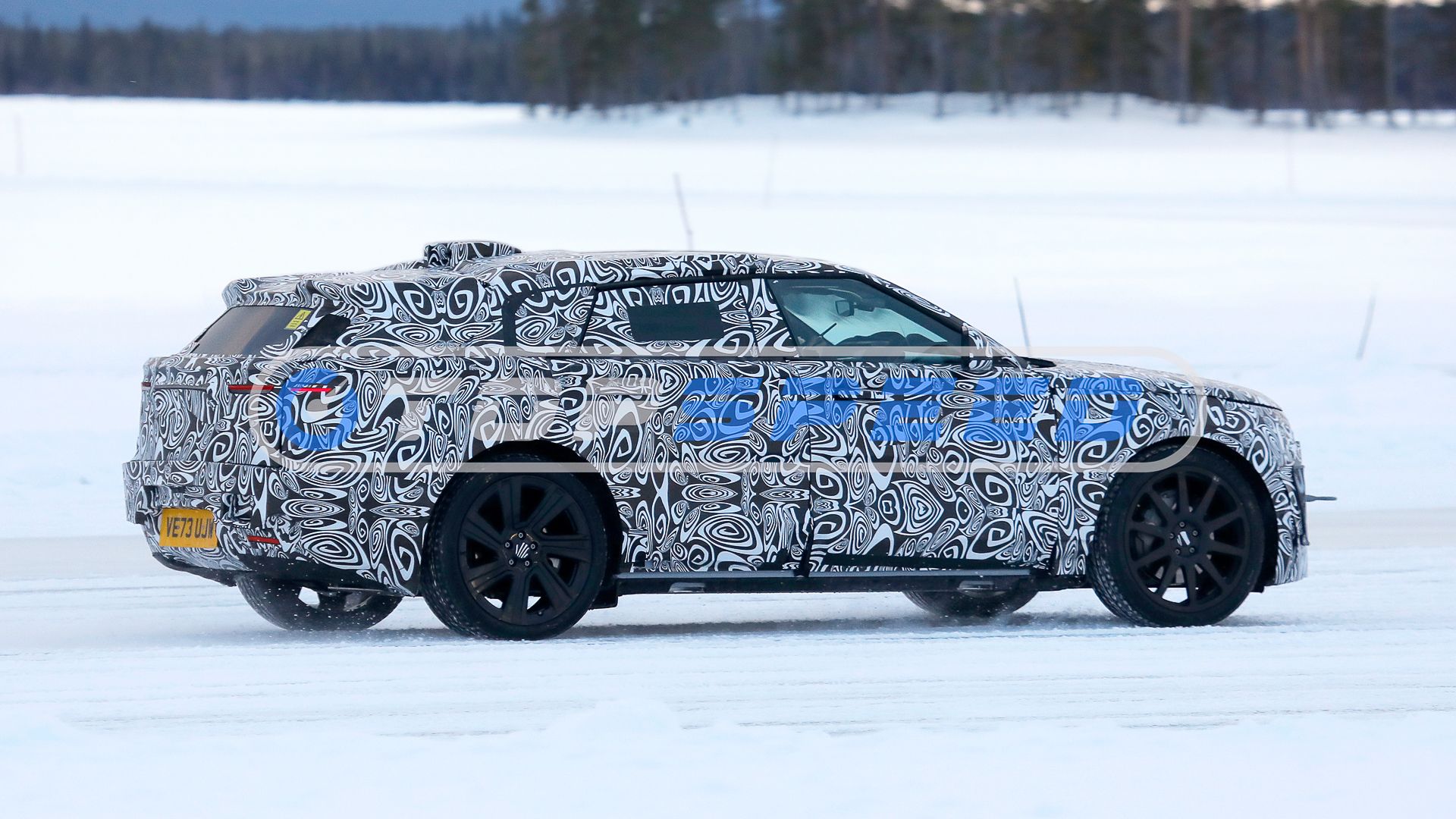 Photo Gallery: First Spy Shots Reveal The 2025 Land Rover Electric SUV