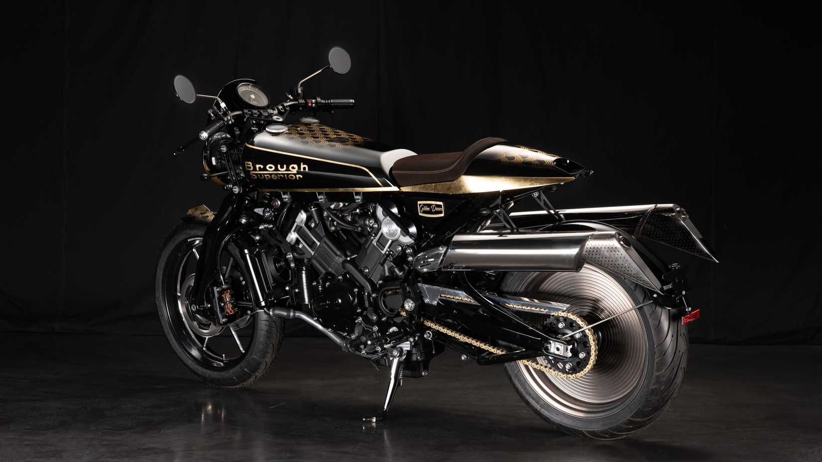 Brough Superior Anniversary Golden Dream traseira esquerda três quartos foto de estúdio 