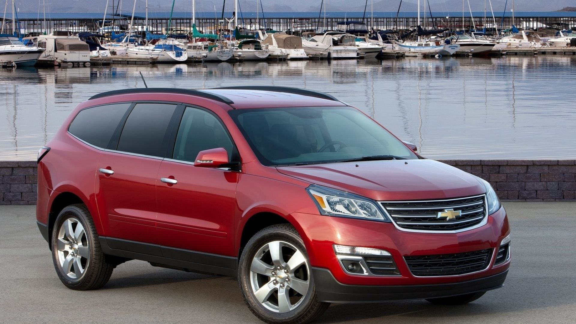 Foto frontal 3/4 de um Chevrolet Traverse 2013 estacionado