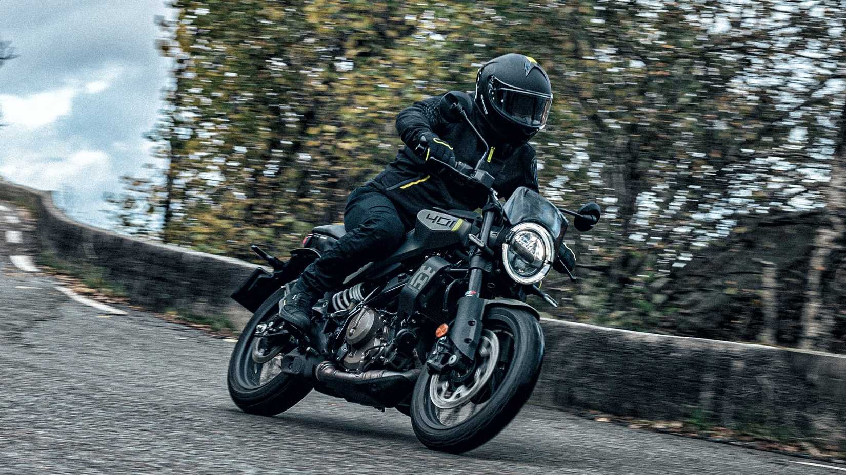 Husqvarna Svartpilen 401 Hero Action