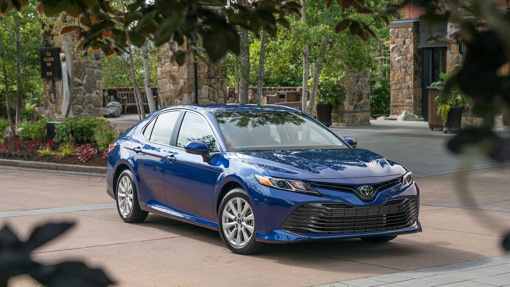 2018 Toyota Camry em azul posando no parque