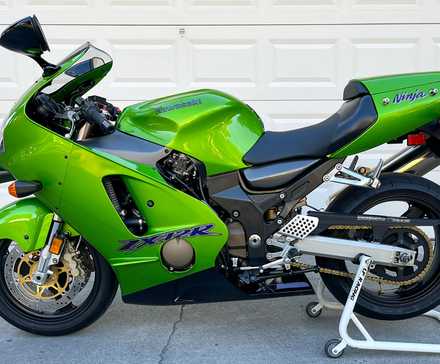 Uma foto do lado esquerdo de uma Kawasaki ZX-12R