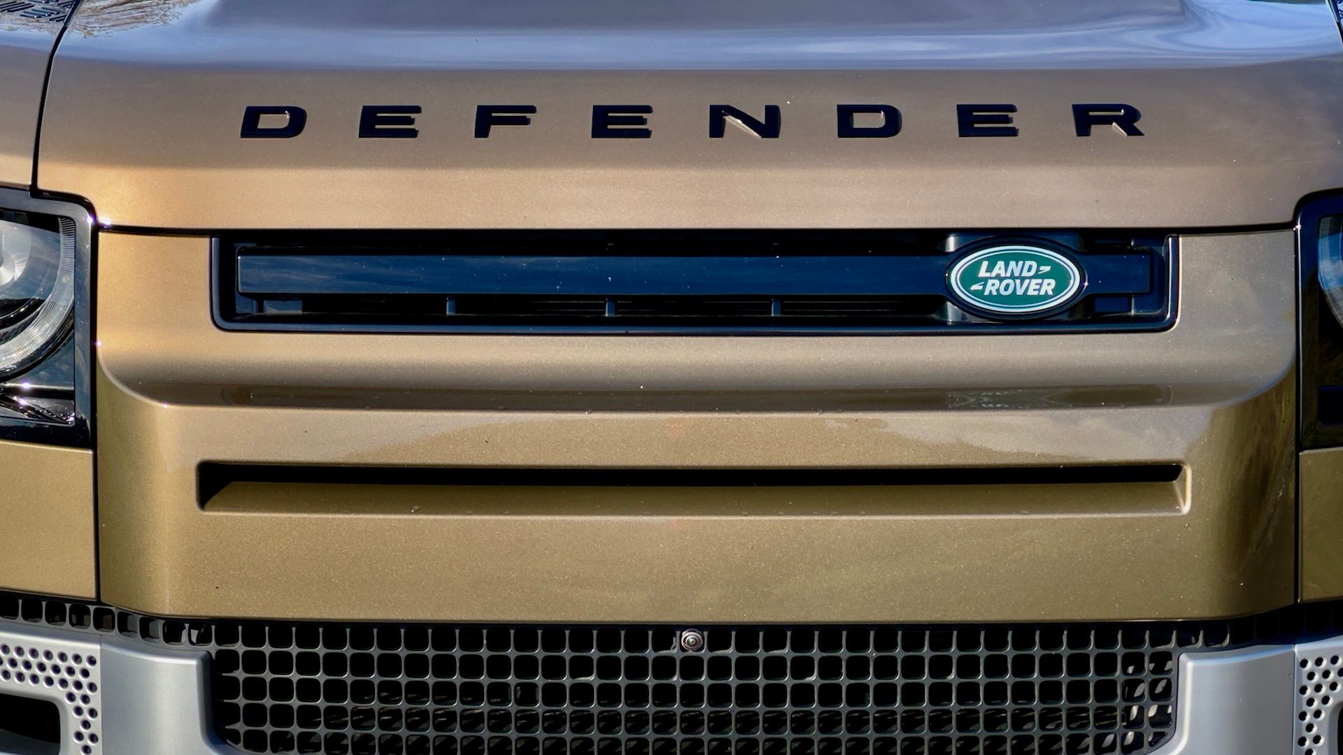 Land Rover's 2024 Defender X-Dynamic SE 110 P400 Is A Brute in a Savile ...