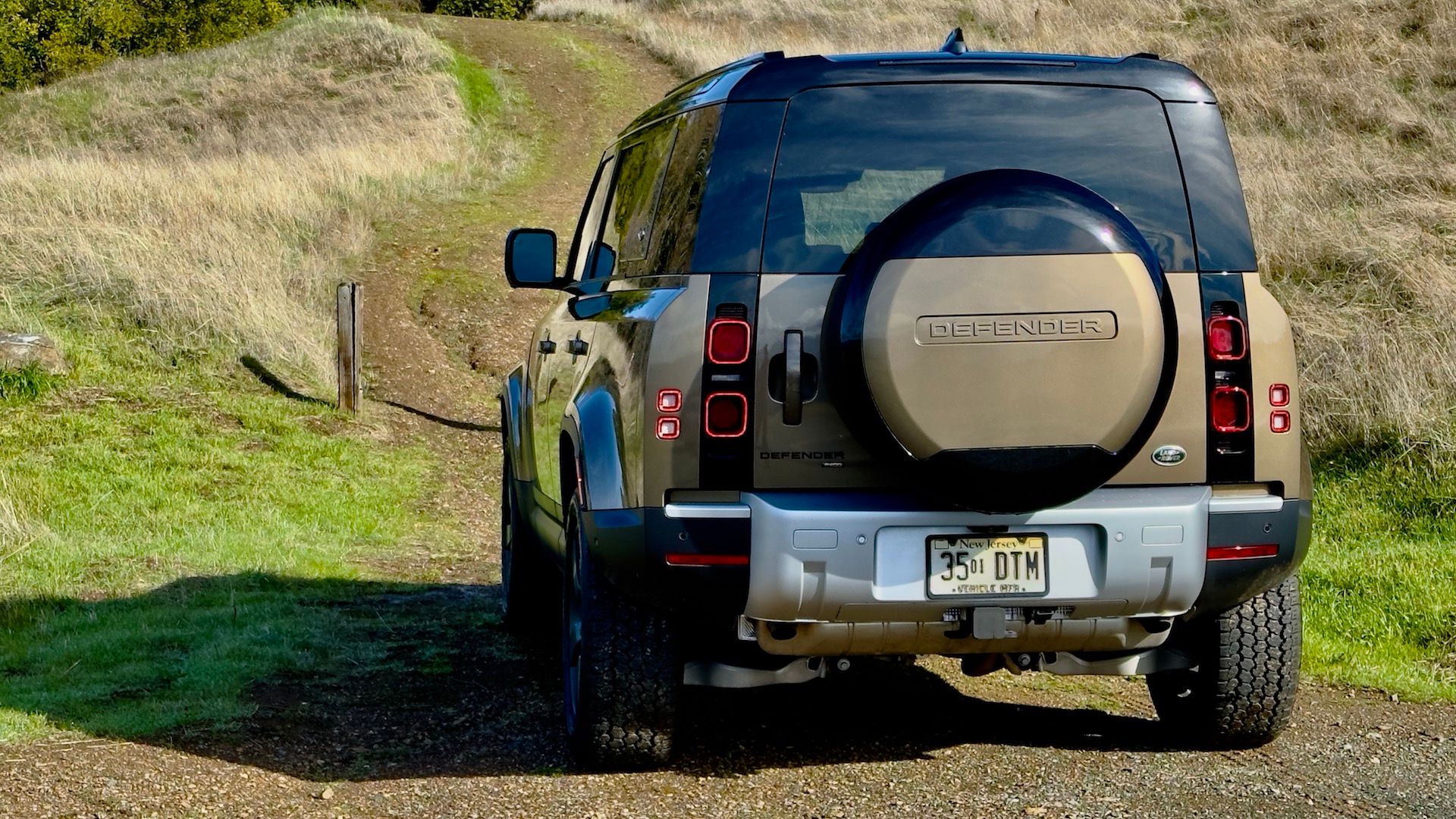 Land Rover's 2024 Defender X-Dynamic SE 110 P400 Is A Brute in a Savile ...
