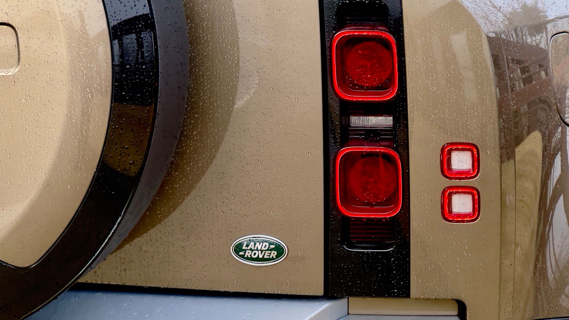 Land Rover's 2024 Defender X-Dynamic SE 110 P400 Is A Brute in a Savile ...
