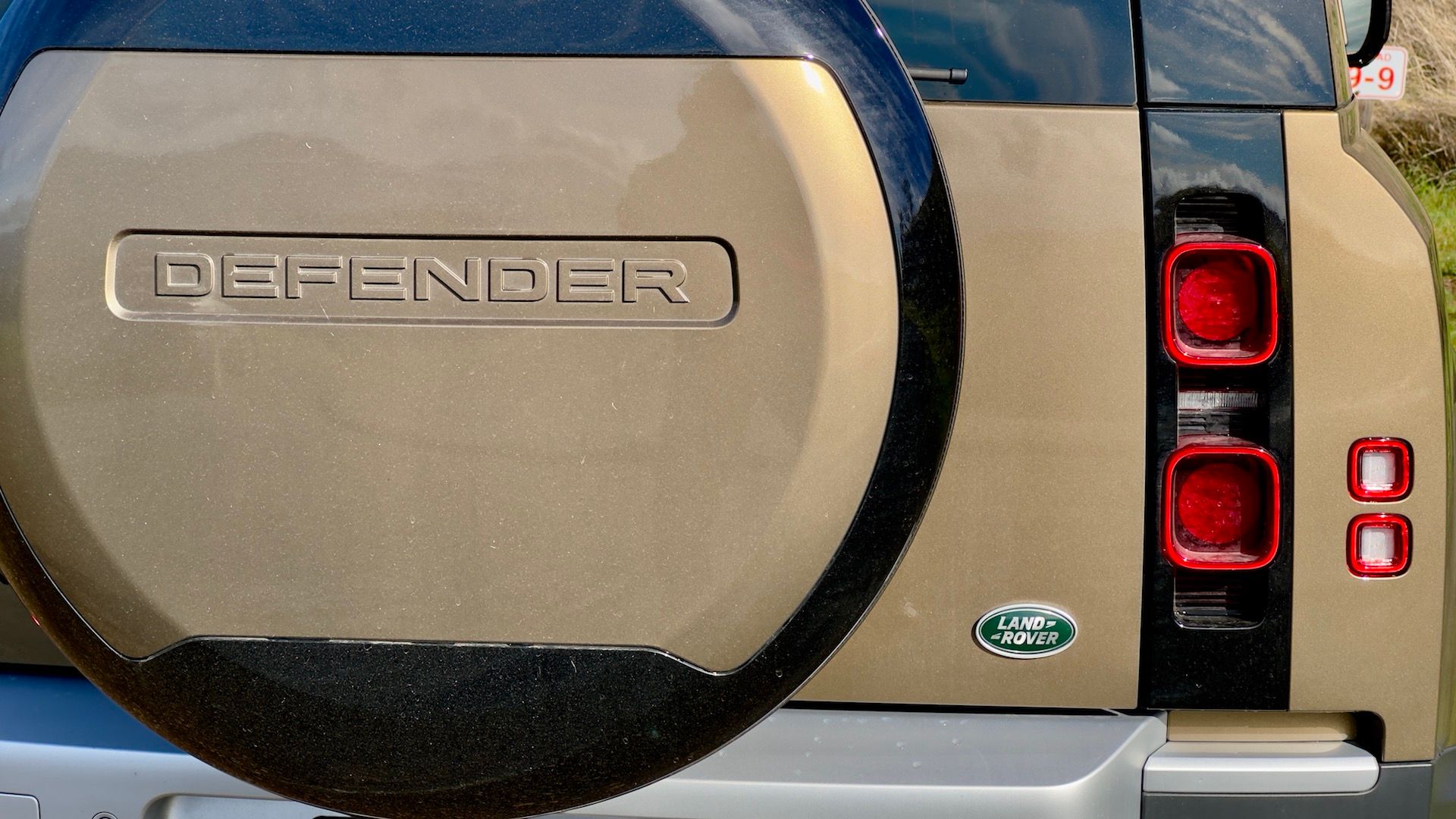 Land Rover's 2024 Defender X-Dynamic SE 110 P400 Is A Brute in a Savile ...
