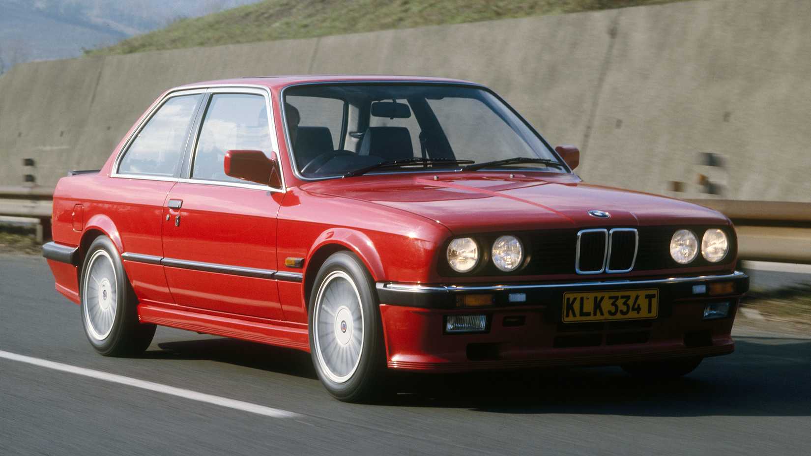 BMW E30 333i vermelho