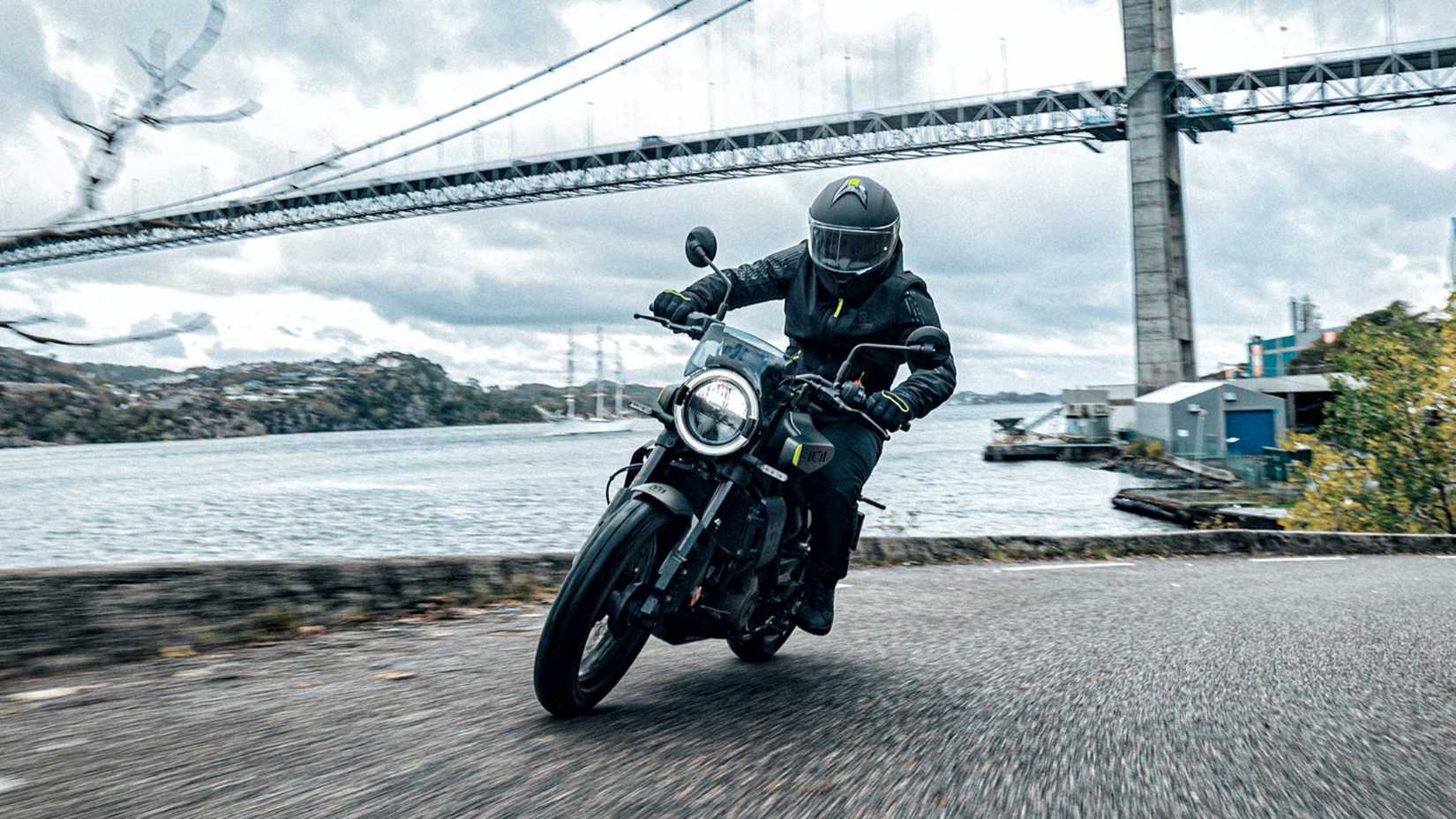 Husqvarna Svartpilen 401 andando no campo.