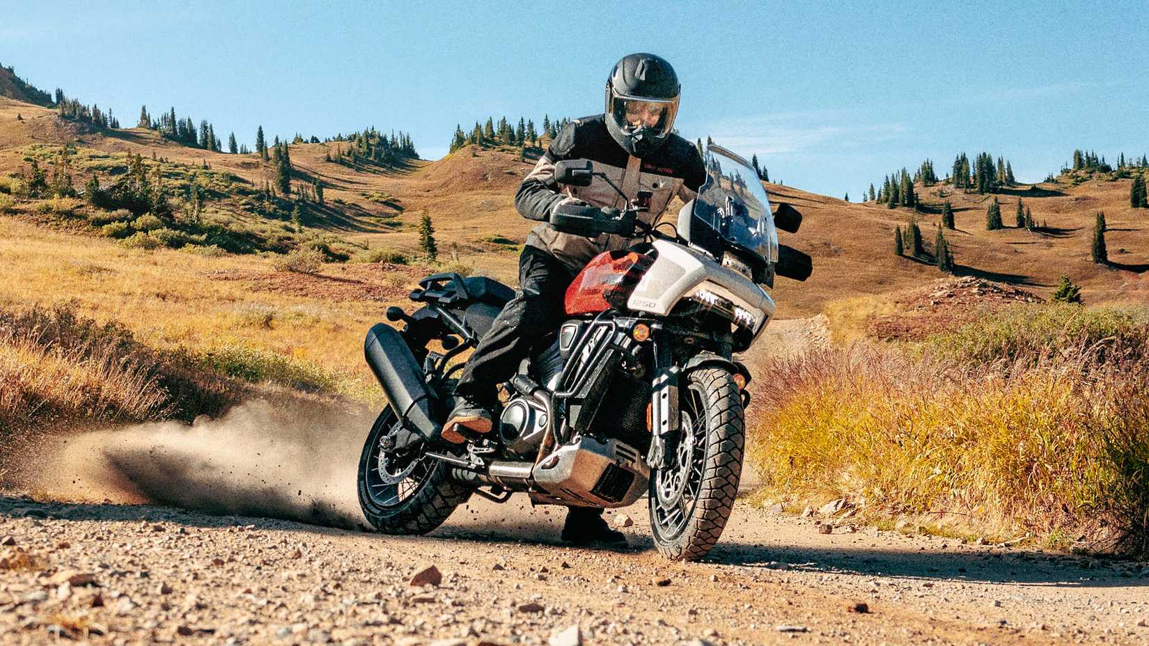 Piloto em uma Harley-Davidson Pan America 1250 Special 2024