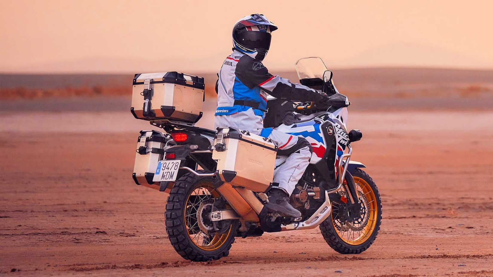 Piloto sentado em uma Honda Africa Twin Adventure Sports ES 2024 com acessórios