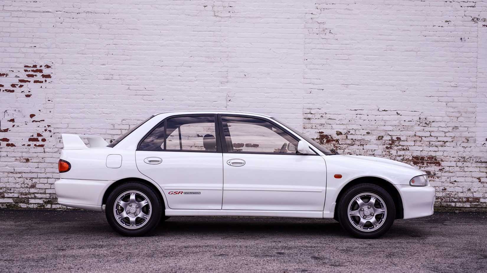 Um Mitsubishi Lancer Evolution branco 1992 que estacionei