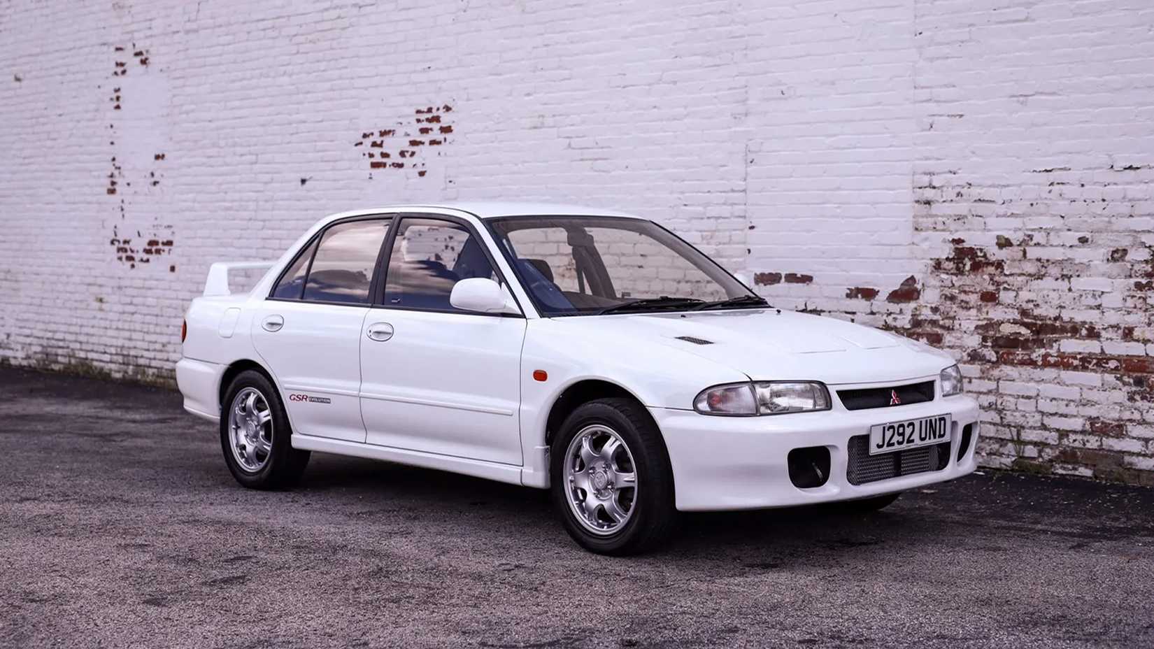 Um Mitsubishi Lancer Evolution branco 1992 que estacionei