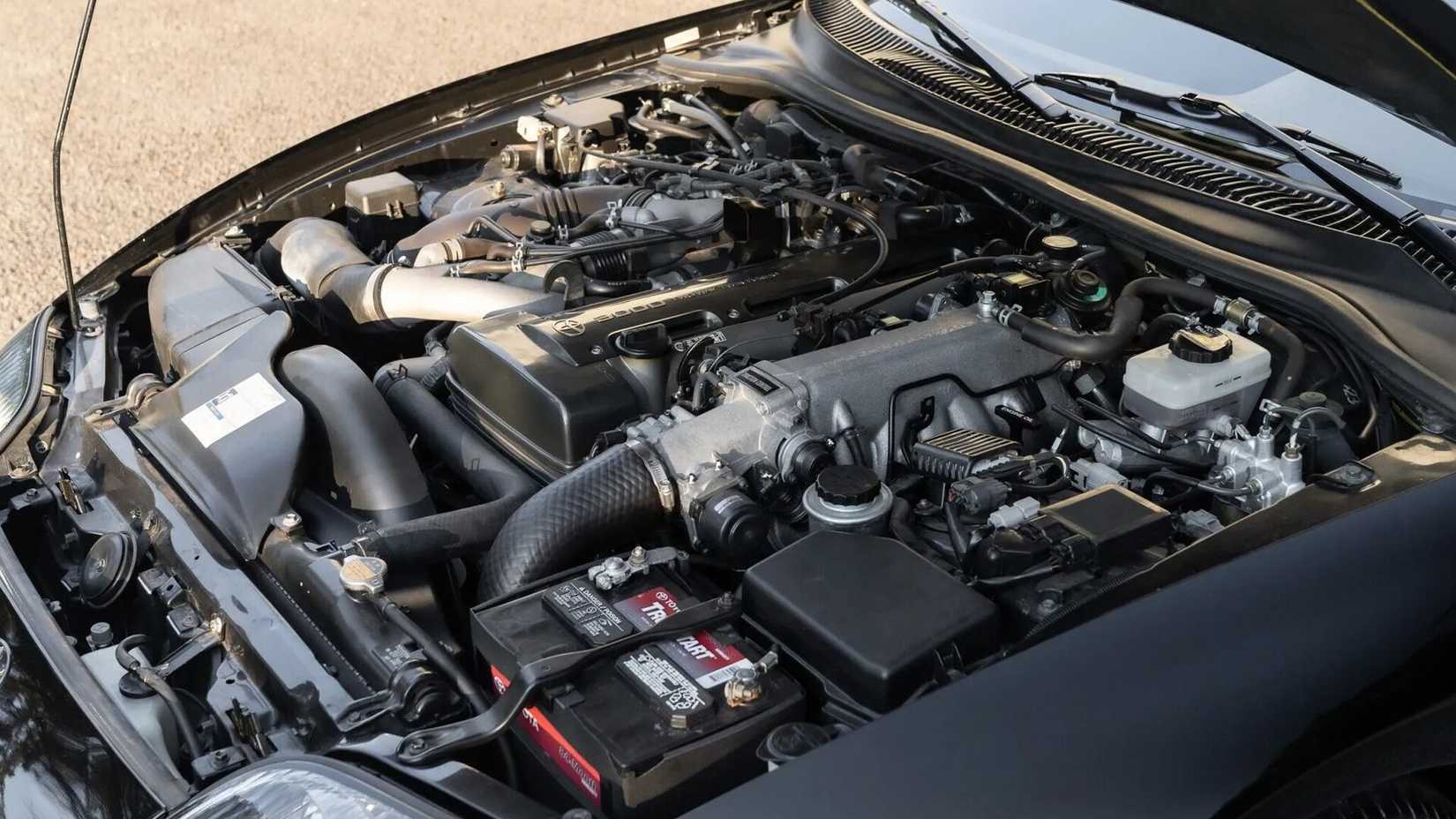 Baía do motor Toyota Supra Turbo 1994 tirada do lado do motorista