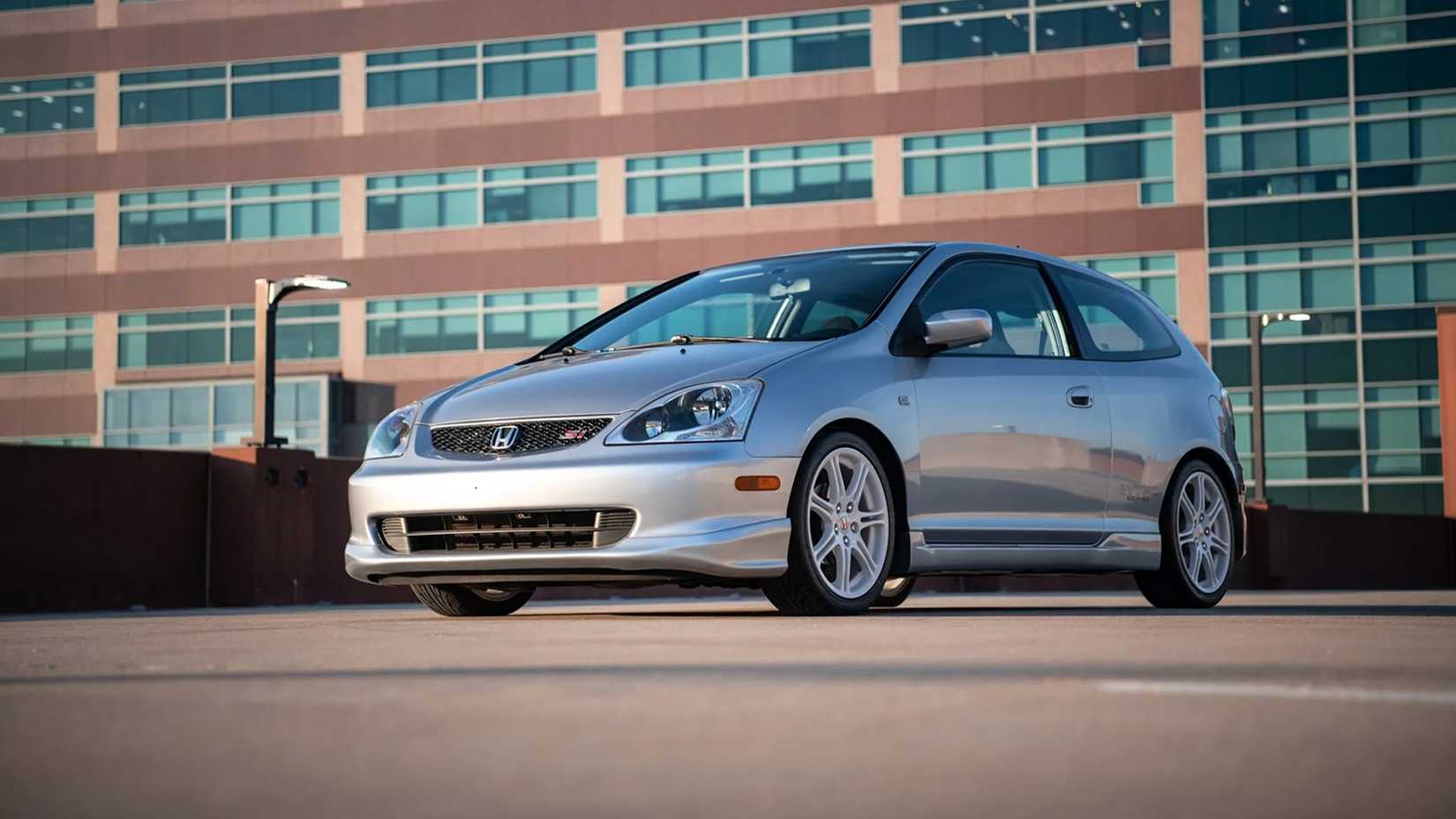 A silver 2005 Honda Civic Si