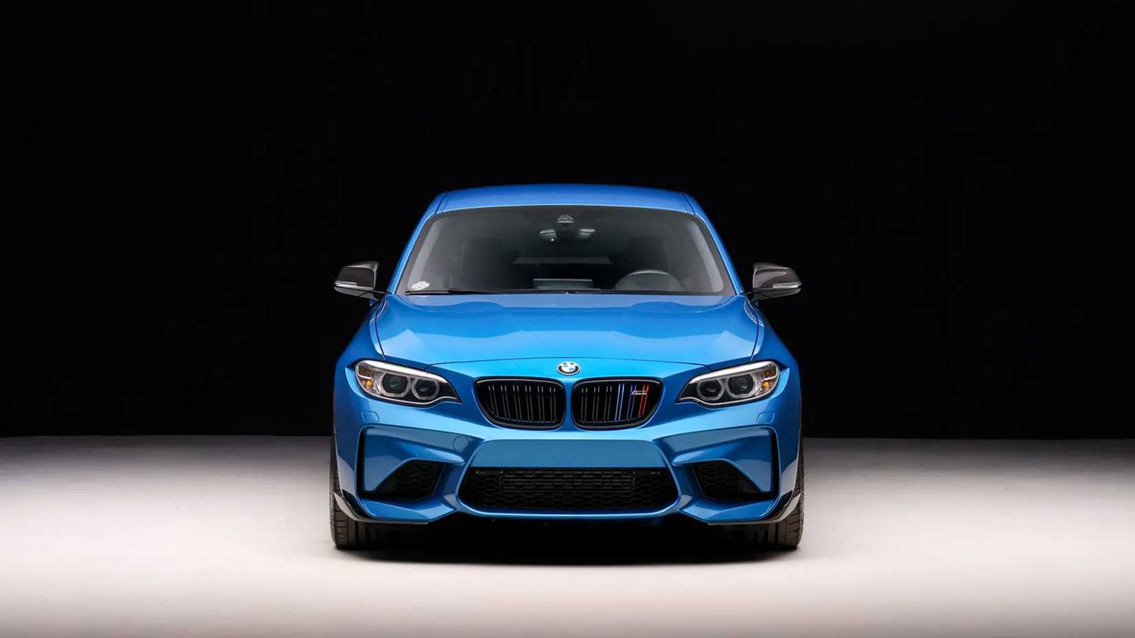 Uma foto frontal de um BMW M2 azul 2016