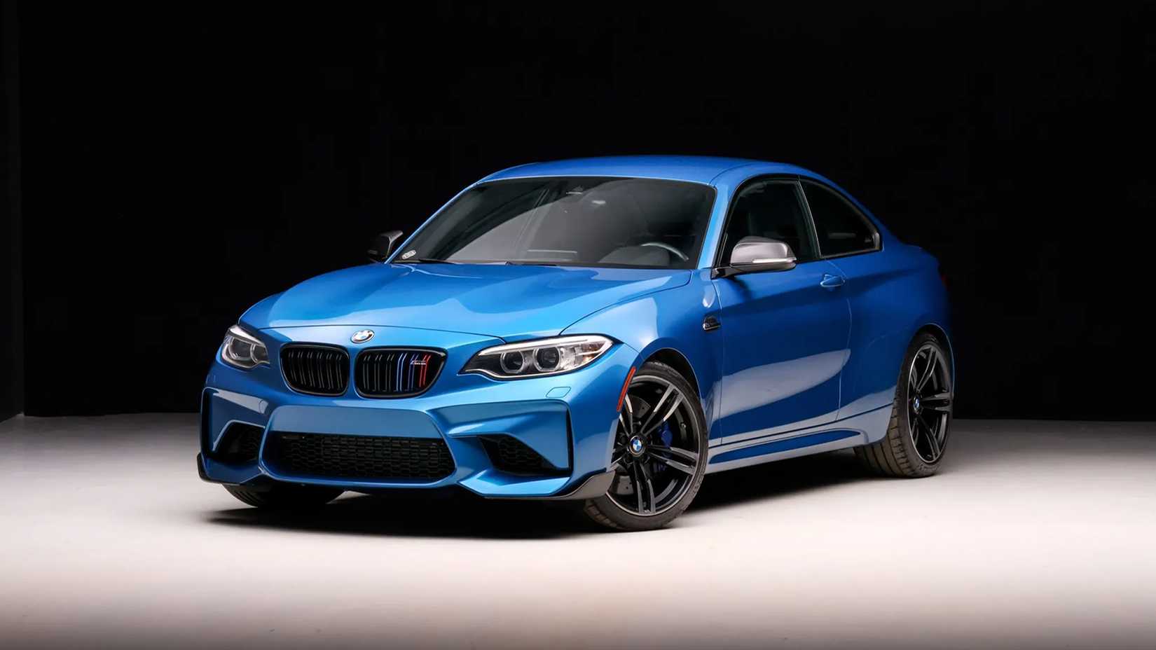 Uma foto 3/4 da frente de um BMW M2 azul 2016