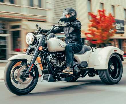 Harley-Davidson Freewheeler cruzando a cidade