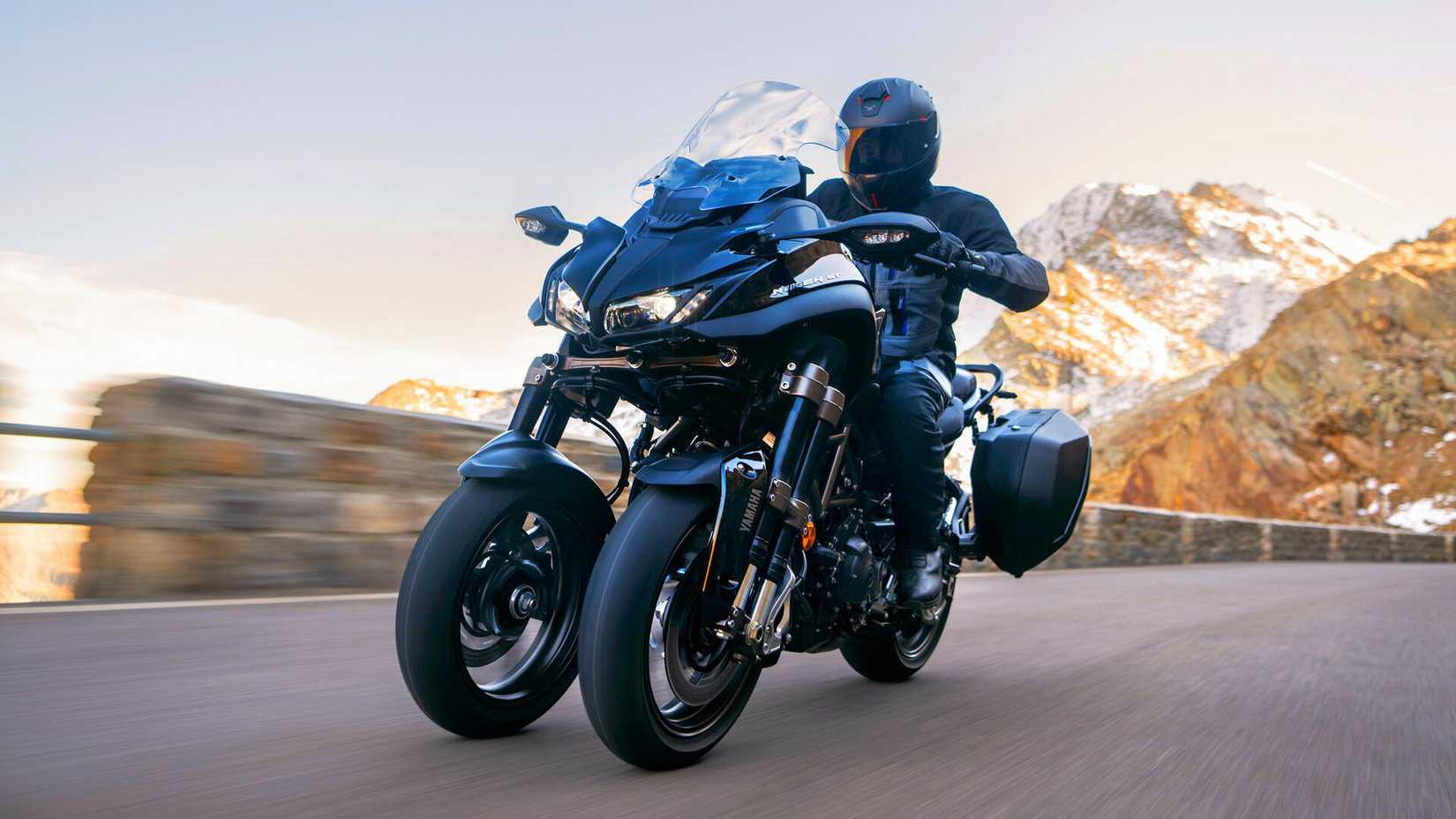 2023 Yamaha Niken GT cruzando as montanhas