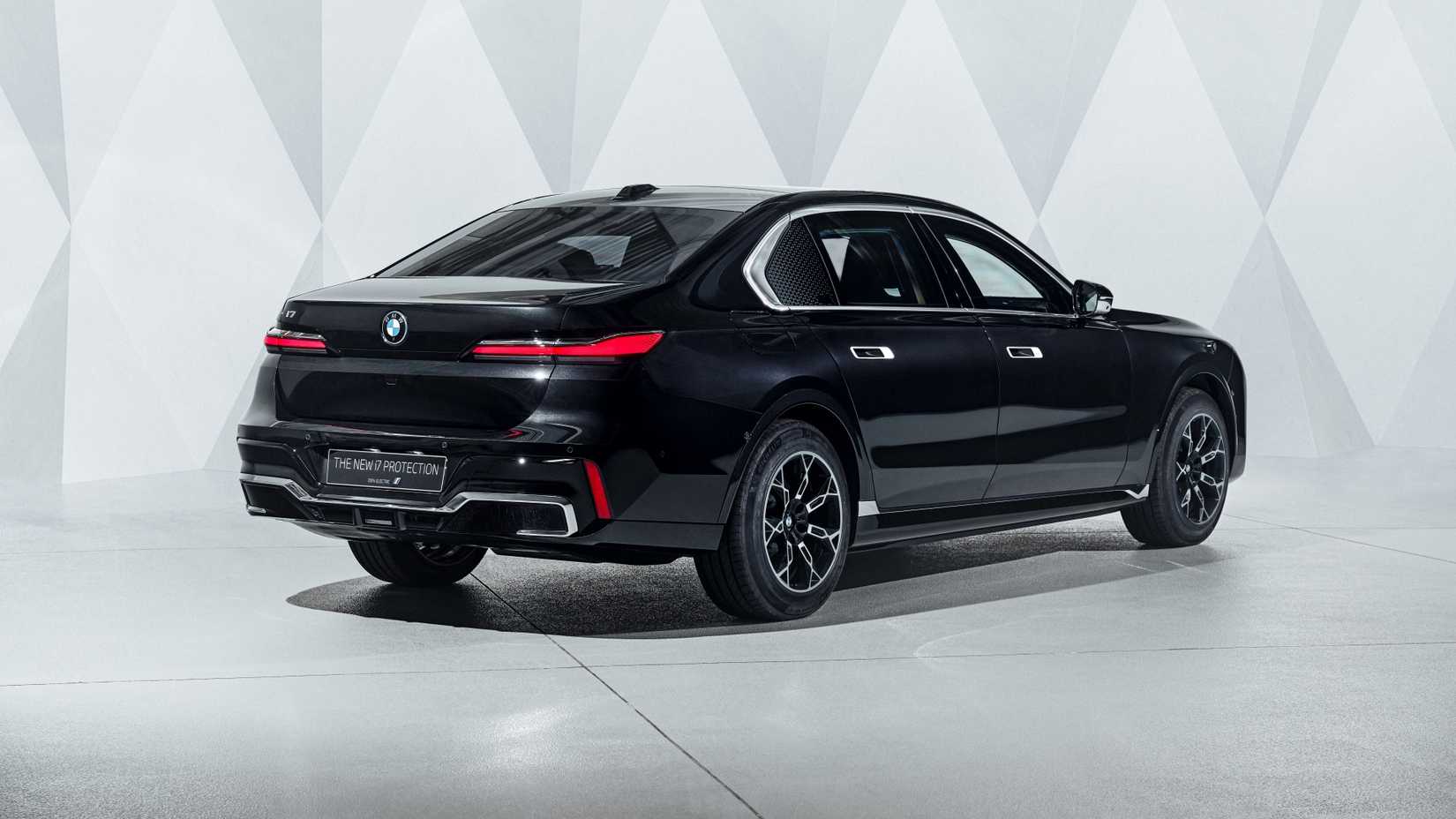 2024 BMW i7 rear 3/4 shot