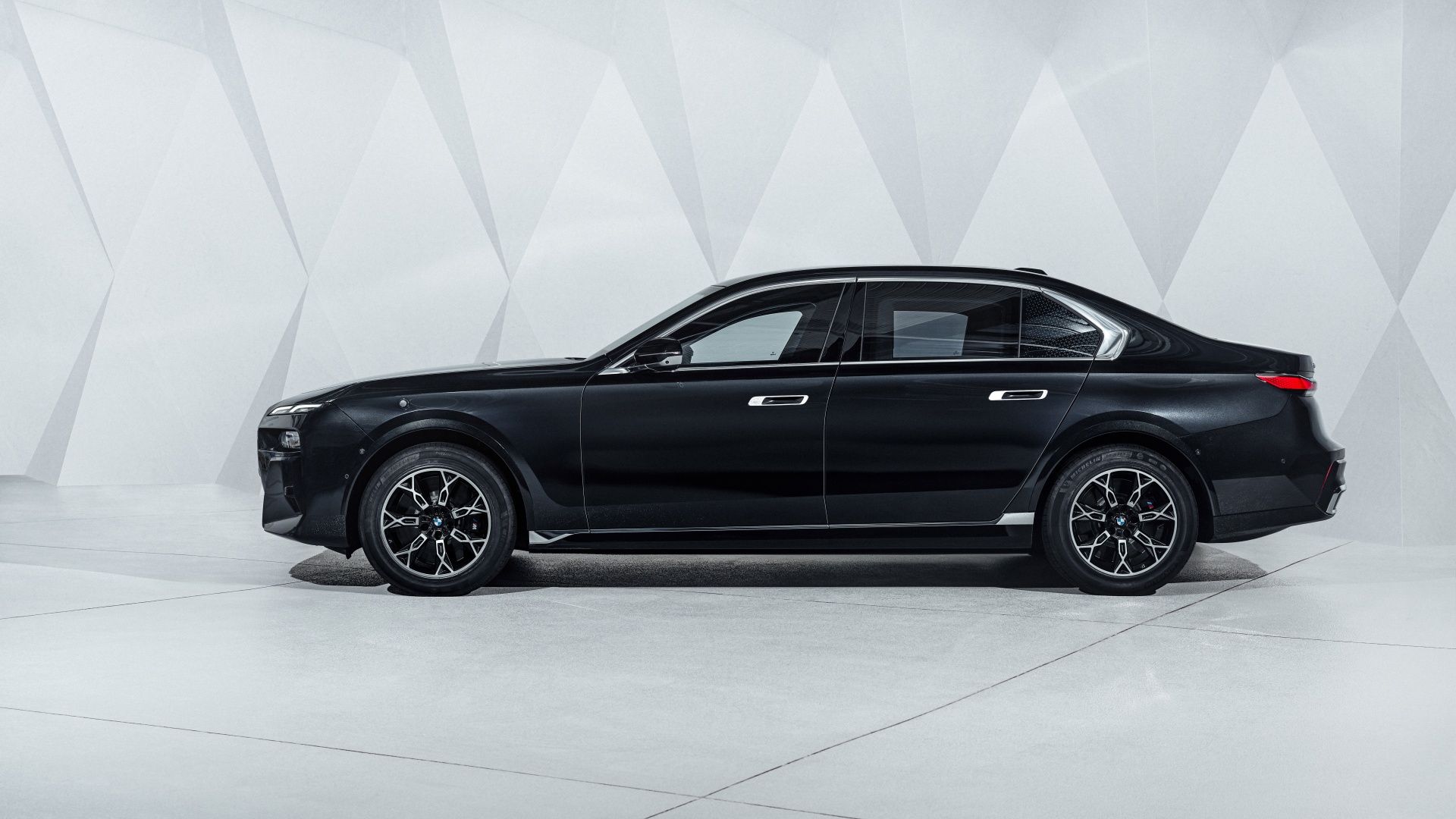 2024 BMW i7 side profile shot
