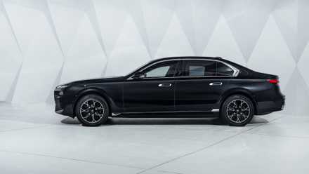 2024 BMW i7 side profile shot