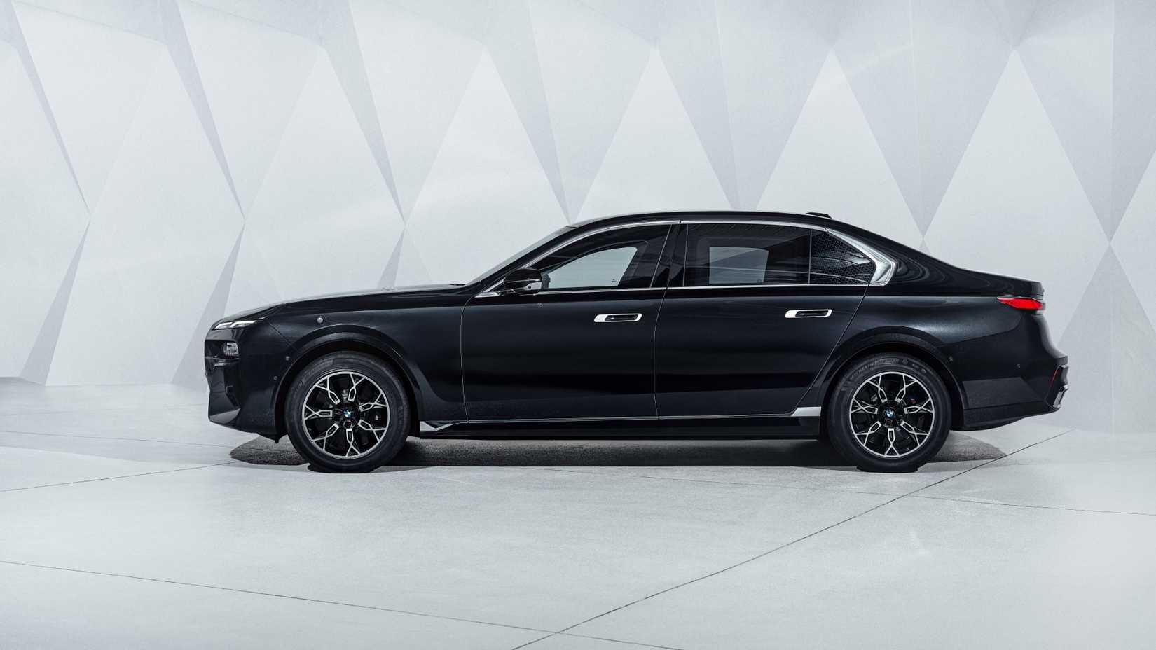 2024 BMW i7 side profile shot