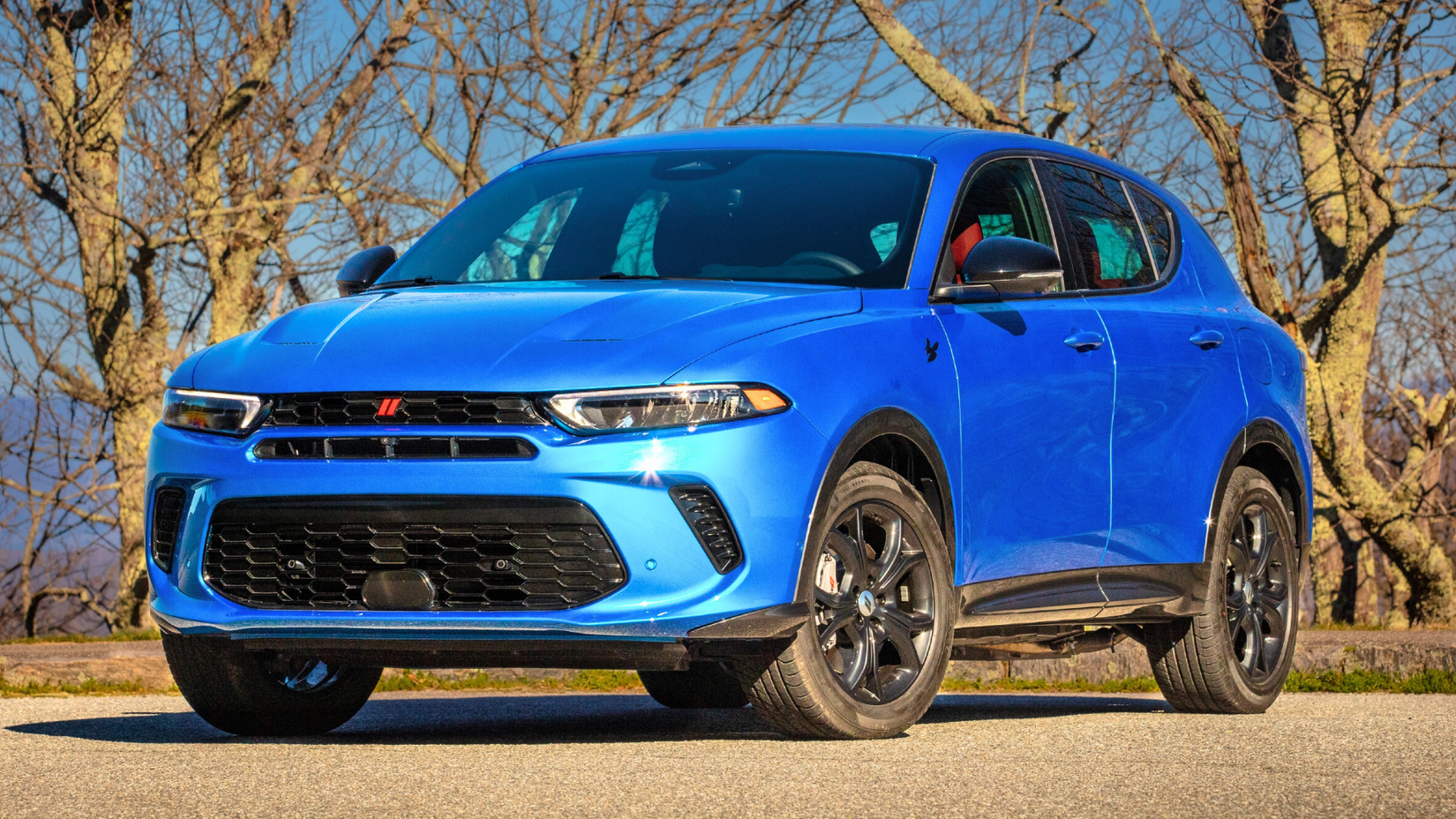A blue 2024 Dodge Hornet R/T parked 