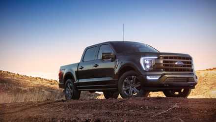 2024 Ford F-150 em preto posando no deserto