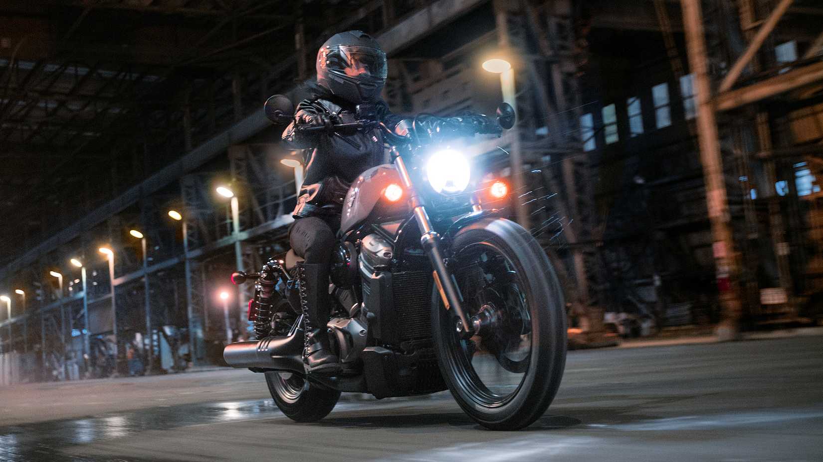 2024 Harley-Davidson Nightster navegando à noite
