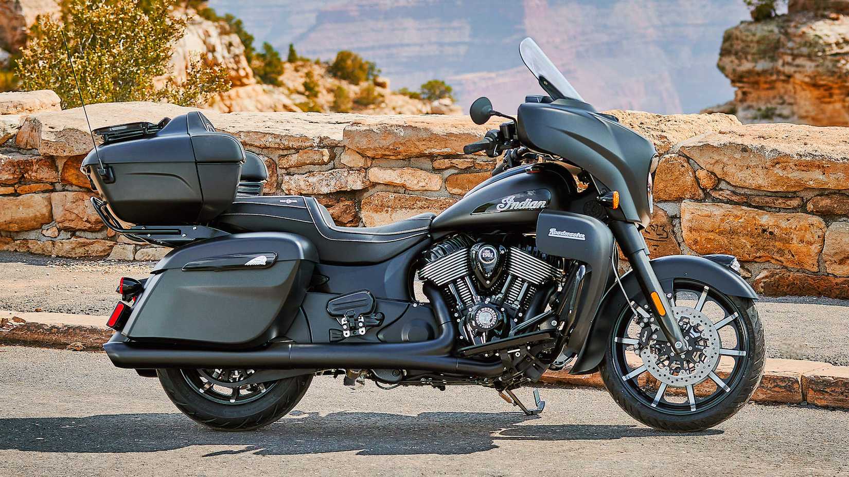 Foto de perfil estático do Indian Roadmaster Dark Horse de 2024