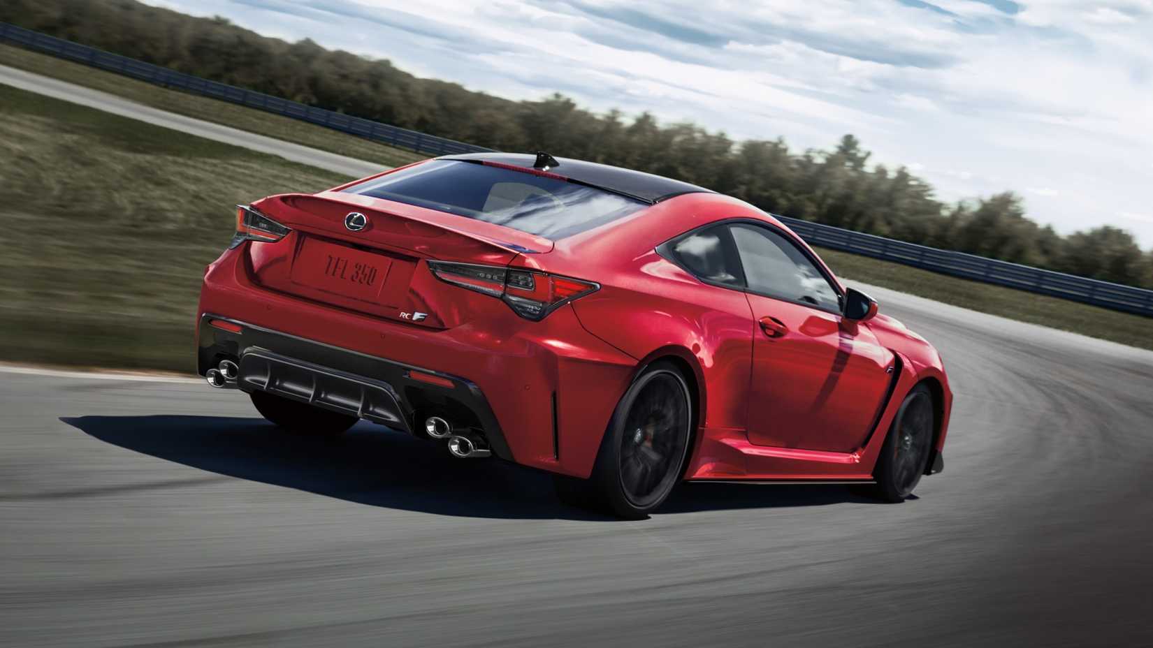Lexus RC F vermelho em direção traseira