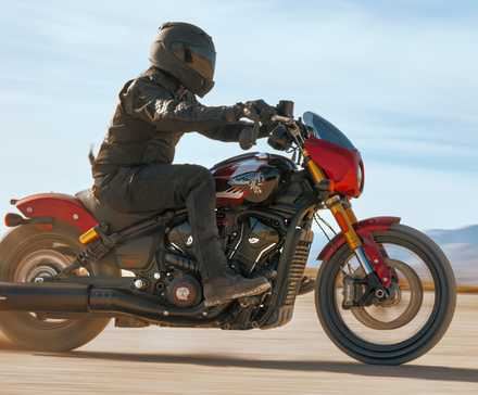 2025 Indian 101 Scout cruzando a areia