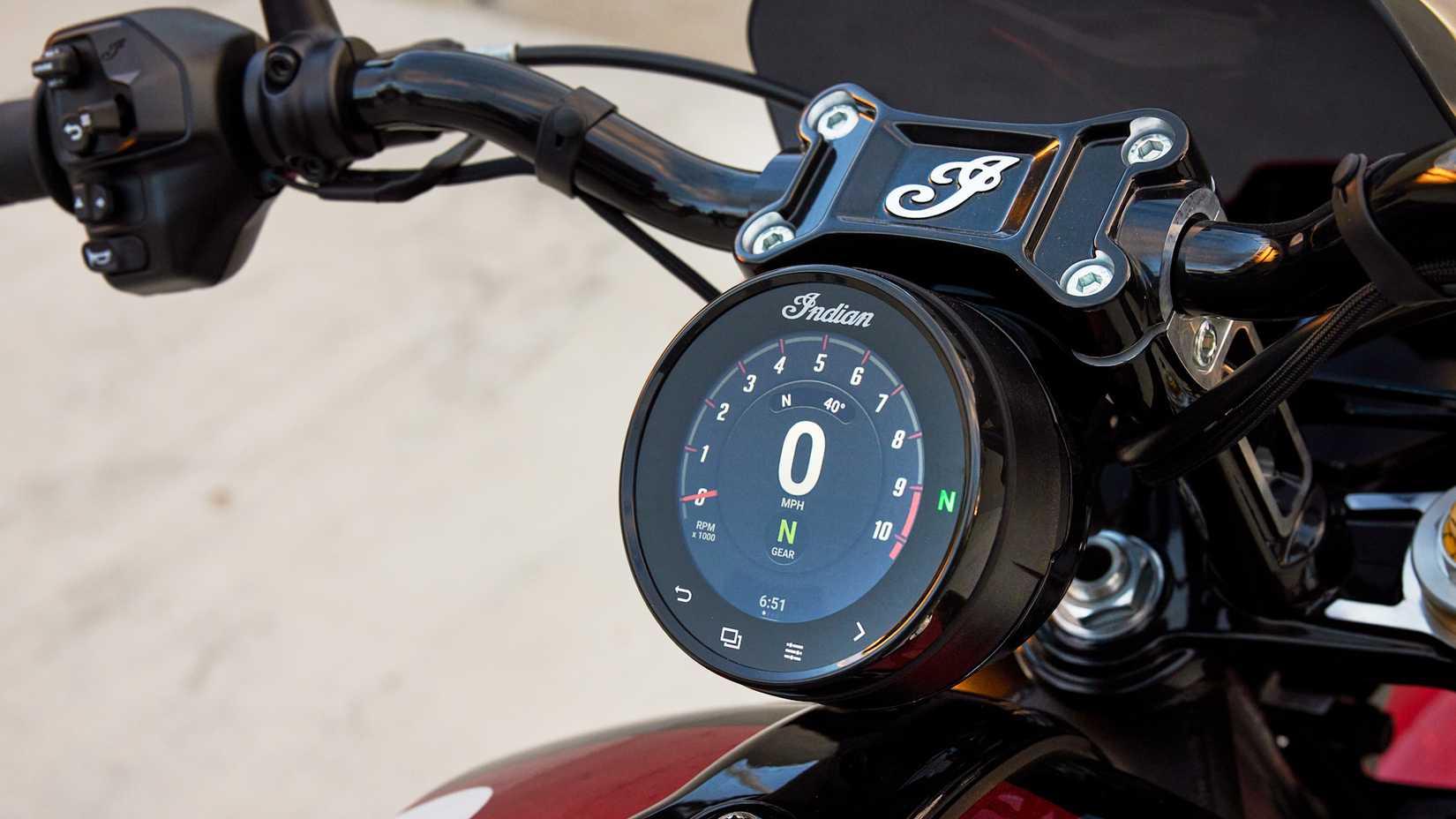 Detalhe do mostrador do instrumento Indian 101 Scout 2025
