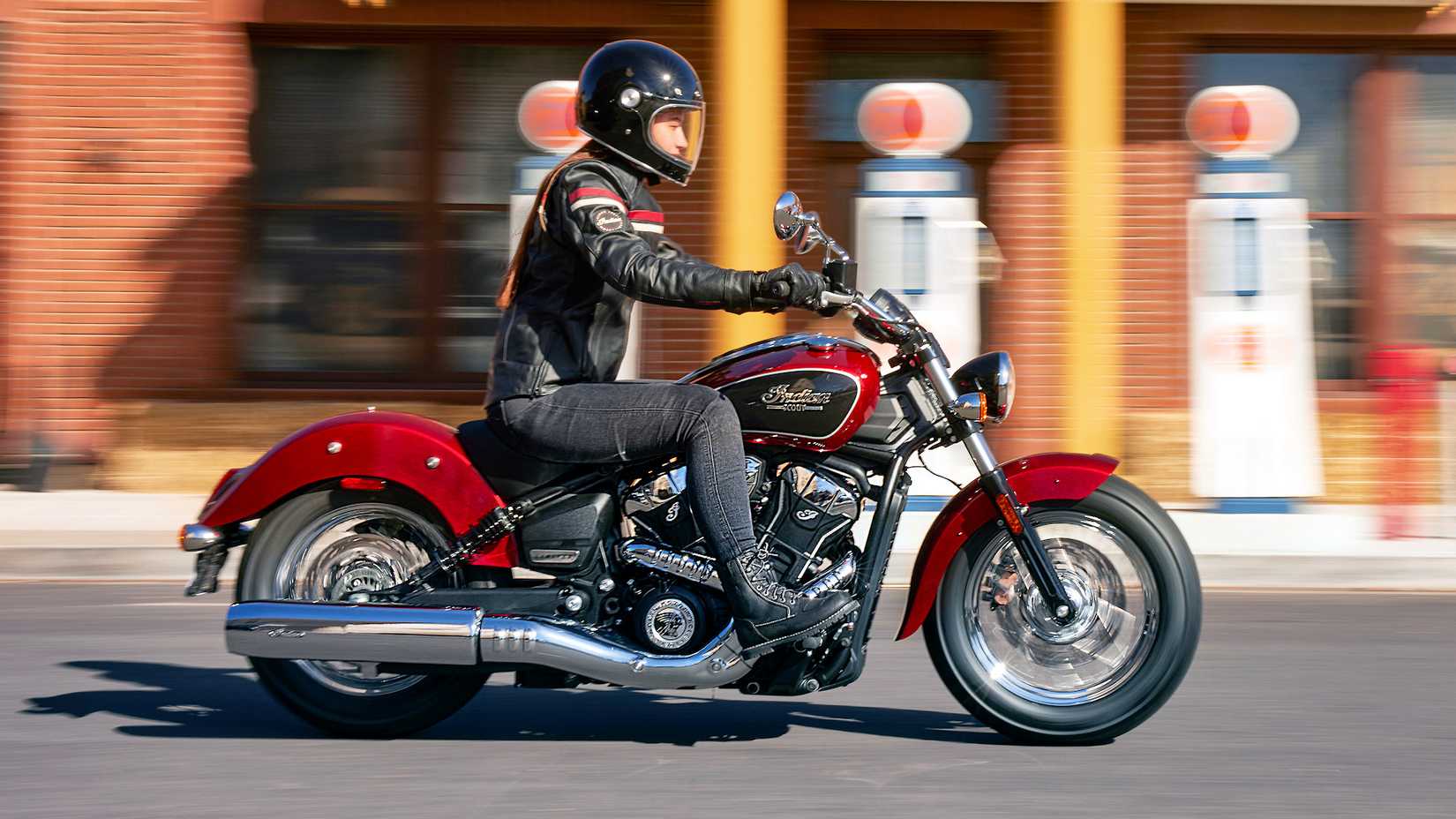 2025 Indian Scout Classic Limited cruzando a cidade