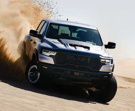 2025 Ram 1500 RHO dirigindo dianteiro TopSpeed-1