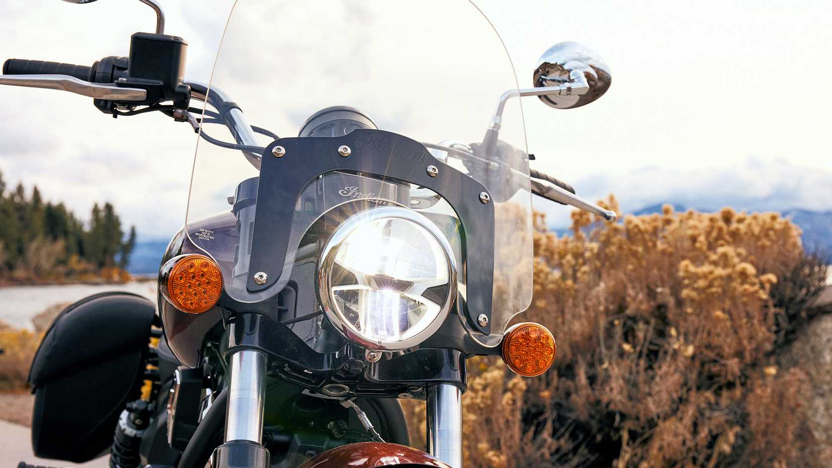 Detalhe de close-up do farol Super Scout 2025