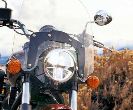 Detalhe de close-up do farol Super Scout 2025