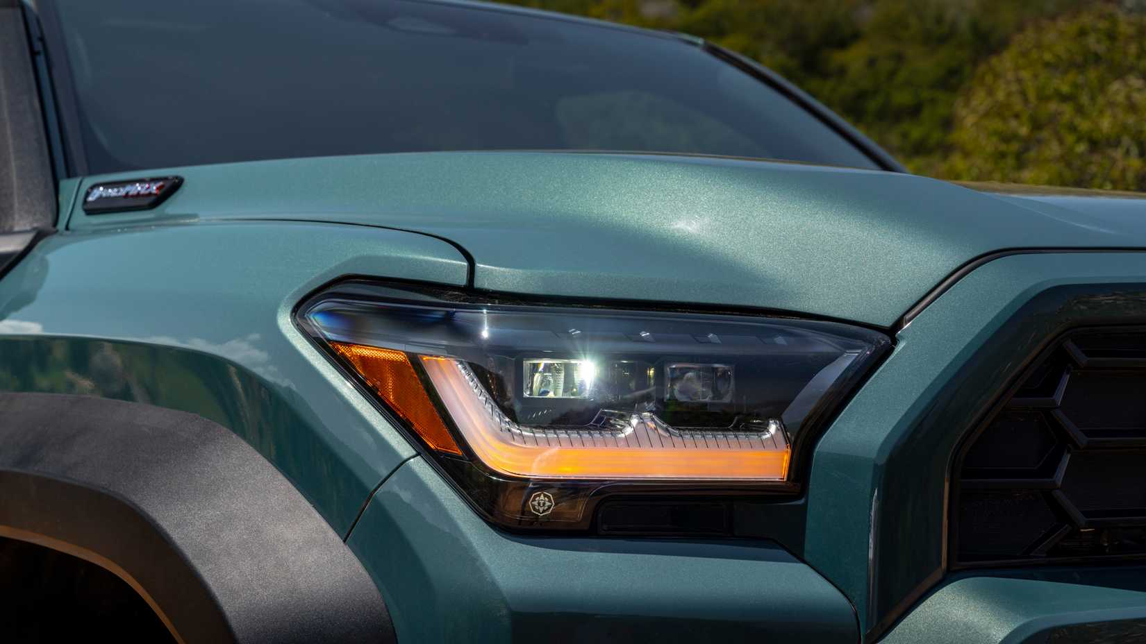 Faróis de um Toyota 4Runner Trailhunter 2025