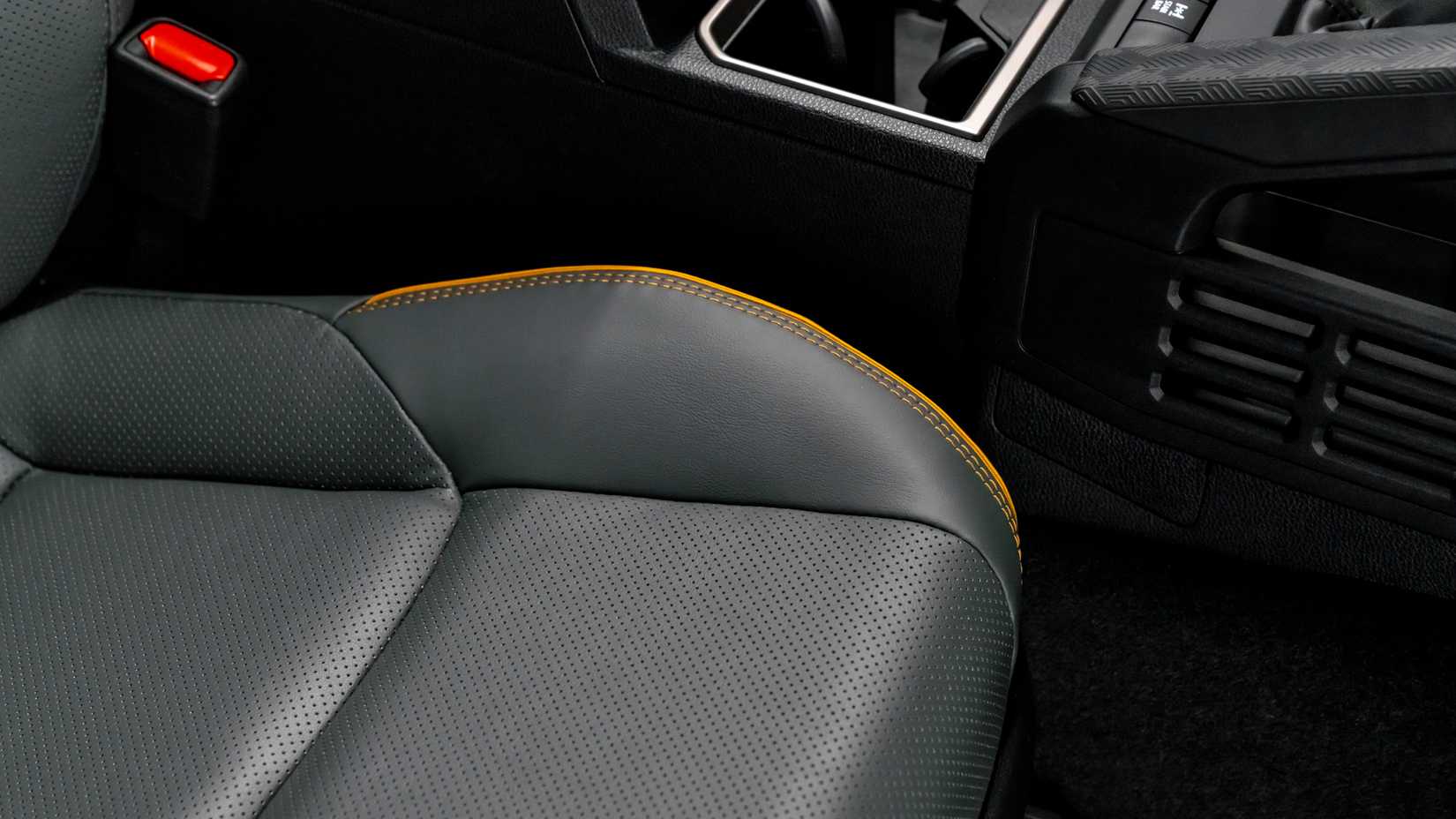 Assentos de couro de um Toyota 4Runner Trailhunter 2025